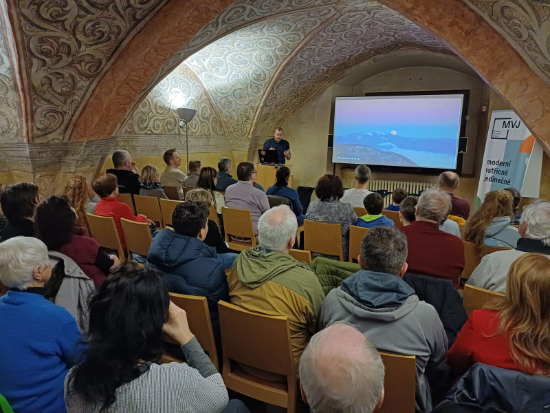 Videozáznam z přednášky Mgr. Petra Brože, Ph.D., Sopky a Měsíc